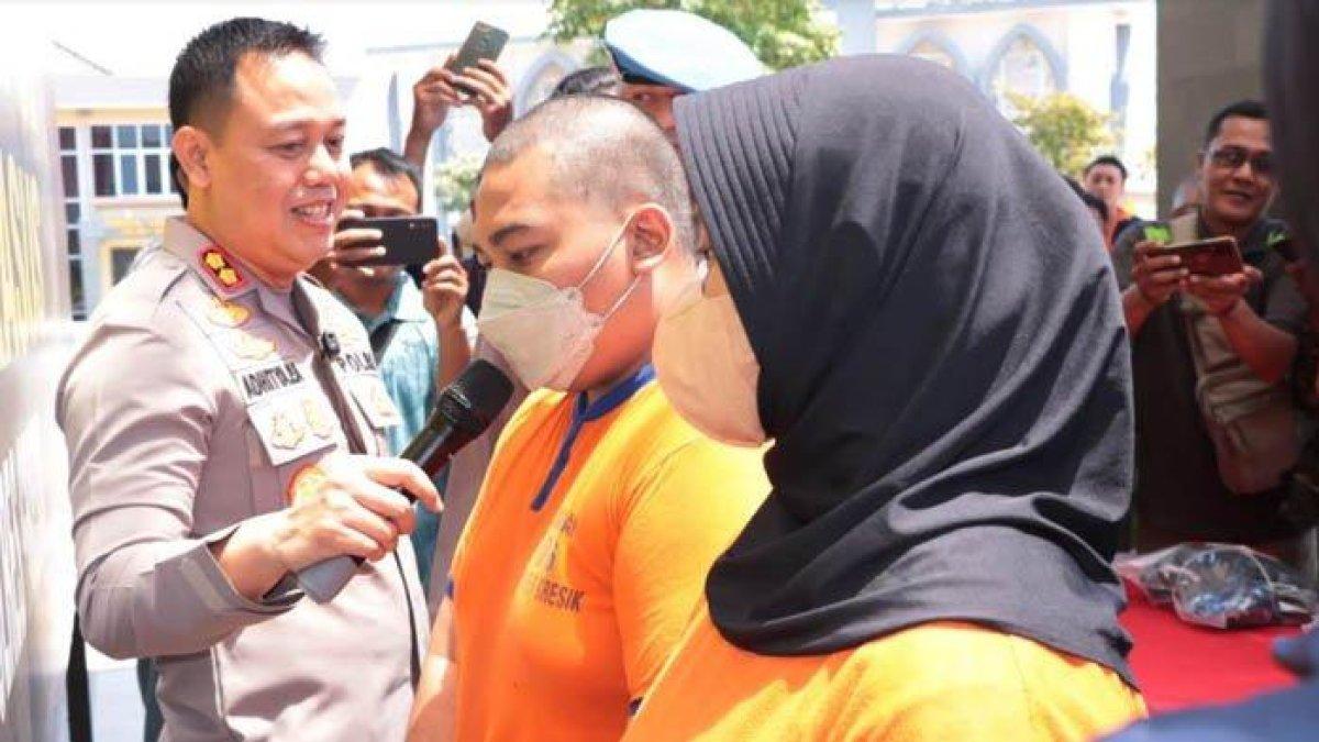 Kapolres Gresik, AKBP Adhitya Panji Anom saat menanyai BPN di Mapolres Gresik, Jumat (1/9/2023).
