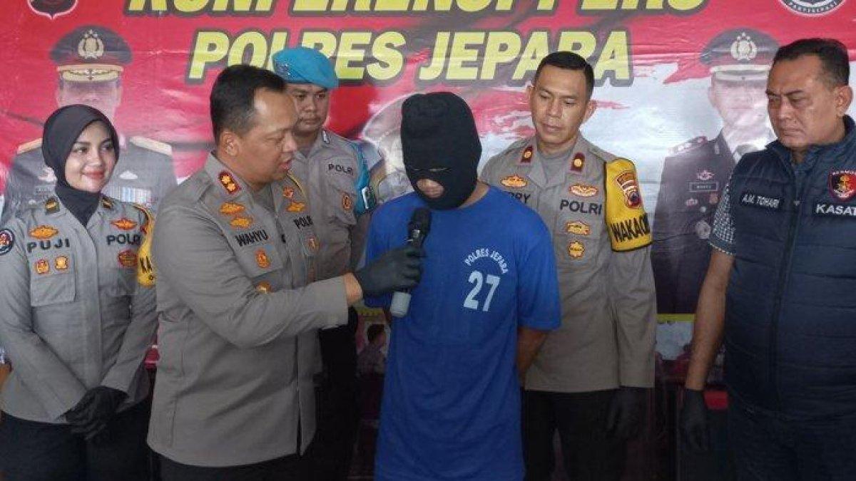 Kapolres Jepara, AKBP Wahyu Nugroho Setyawan, saat melakukan interogasi terhadap R (21), tersangka begal di Bondo, Kecamatan Bangsri, saat rilis kasus di Mapolres, Jumat (24/11/2023).