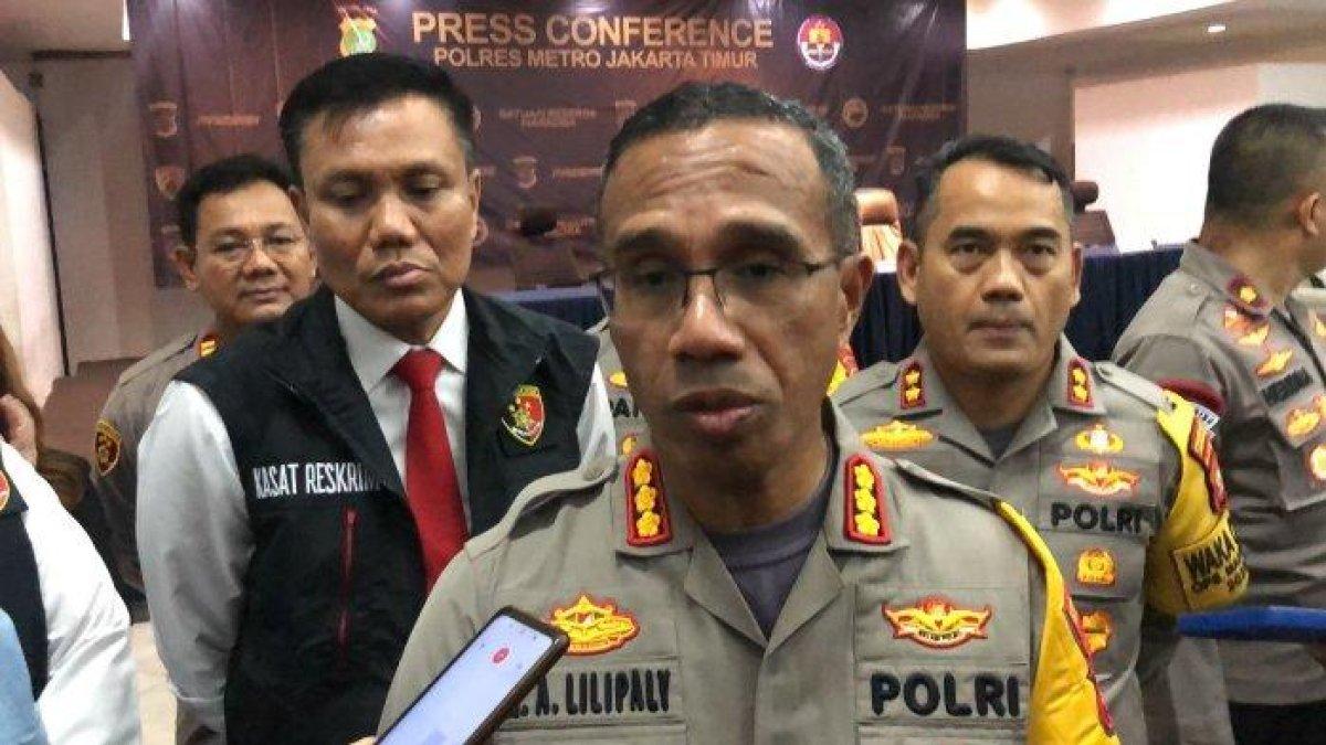 Kapolres Metro Jakarta Timur Kombes Nicolas Ary Lilipaly prihatin atas kasus yang baru ditanganinya, yakni seorang ibu merekam putrinya saat berhubungan seks dengan pacar.