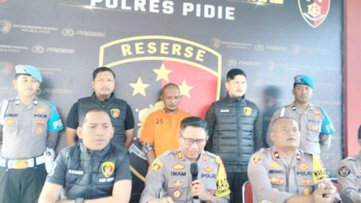 Kapolres Pidie, AKBP Imam Asfali SIK, menggelar konferensi pers pembunuhan isteri dilakukan suami