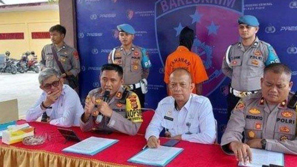 Kapolres Pidie AKBP Imam Asfali dalam konferensi pers penangkapan warga Bangladesh yang diduga menyelundupkan pengungsi Rohingya ke Aceh, Rabu (6/12/2023).
