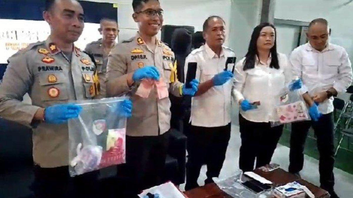 Kapolres Situbondo AKBP Dwi Sumrahadi dan Wakapolres saat menunjukkan barang bukti yang disita atas kasus dugaan prostitusi online, Senin, (4/12/2023).