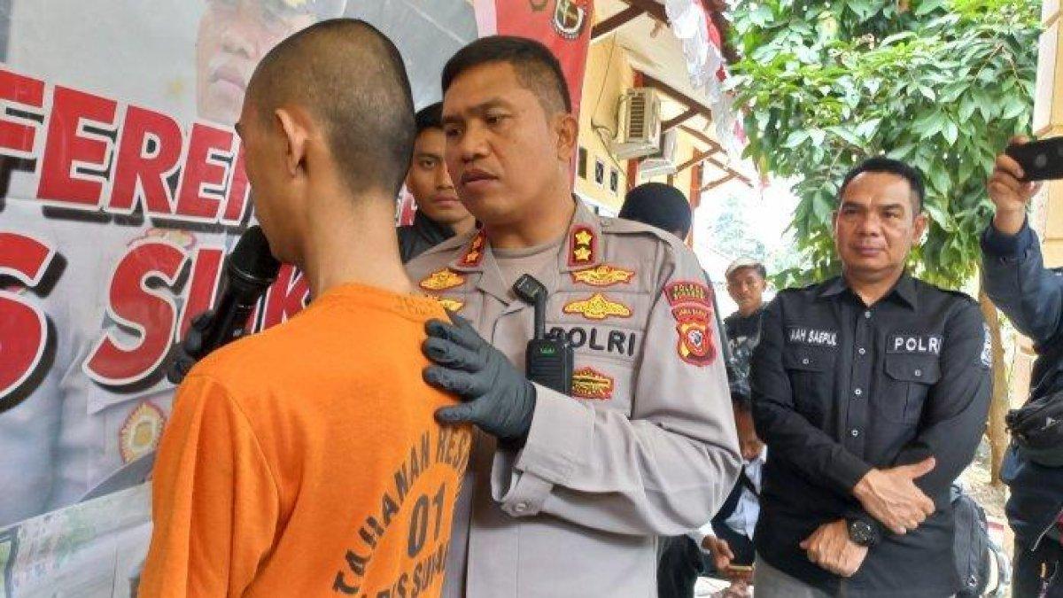 Kapolres Sukabumi, AKBP Maruly Pardede saat menginterograsi pelaku pembacokan terhadap adik kelas yang masih satu sekolah, peristiwa terjadi di salah satu SMAN di Kabupaten Sukabumi, Jawa Barat