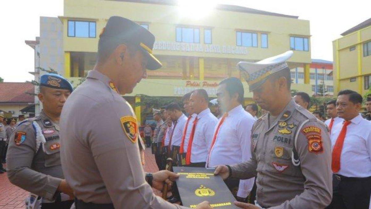 Kapolresta Bogor Kota Kombes Bismo Teguh Prakoso memberikan piagam penghargaan kepada Ipda Subandi atas aksinya melumpuhkan pelaku begal di Jalan Raya Sholeh Iskandar, Senin (15/1/2024).