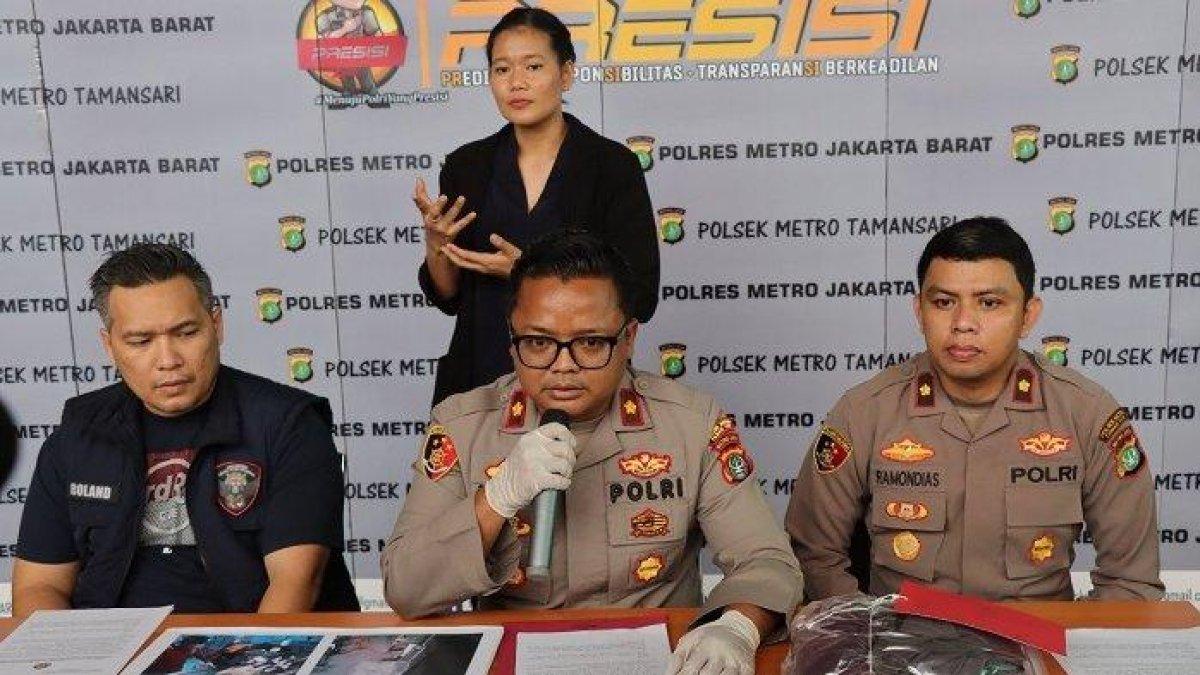 Kapolsek Metro Tamansari, Kompol Adhi Wananda, saat merilis tangkapan komplotan PSK online.