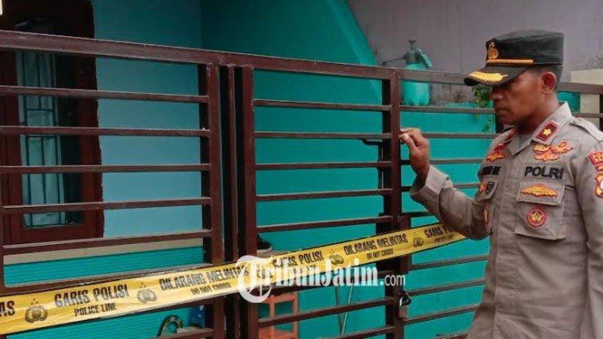 Kapolsek Singosari, Kompol Masyhur Ade saat mengecek lokasi TKP rumah korban