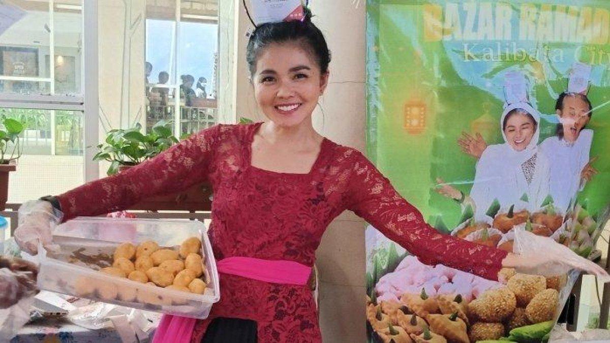 POTRET ISTRI EPY KUSNANDAR JUALAN TAKJIL - Karina mengakui sudah 10 tahun berjualan takjil selama menikah dengan Epy Kusnandar.