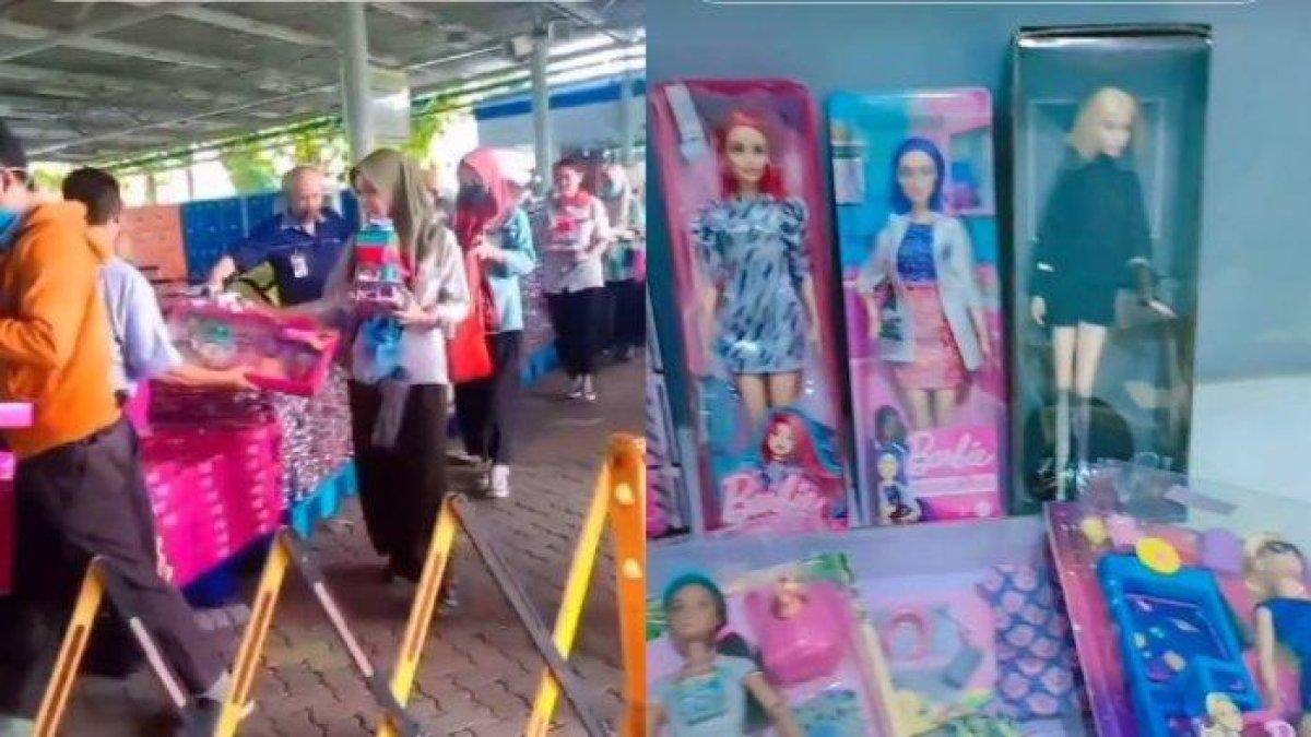 Karyawan mendapatkan boneka barbie gratis saat family gathering