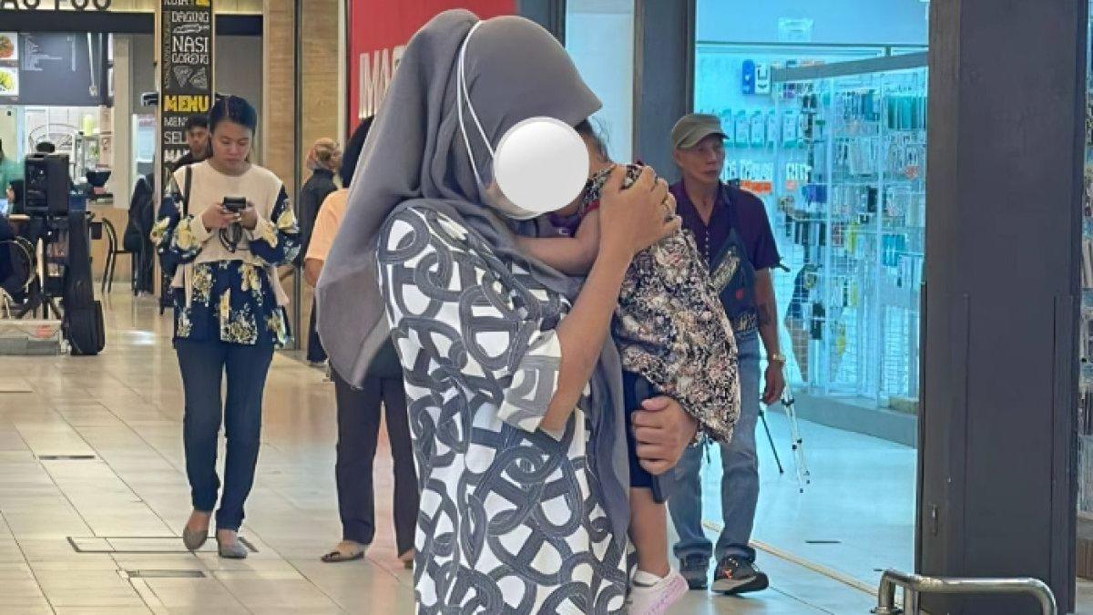 Karyawan syok ada gadis kecil minta gendong dan memeluknya erat