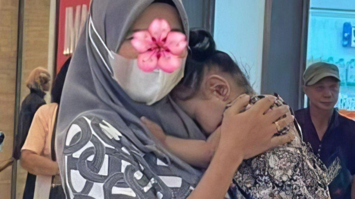 Karyawan toko biarkan gadis kecil memeluknya erat