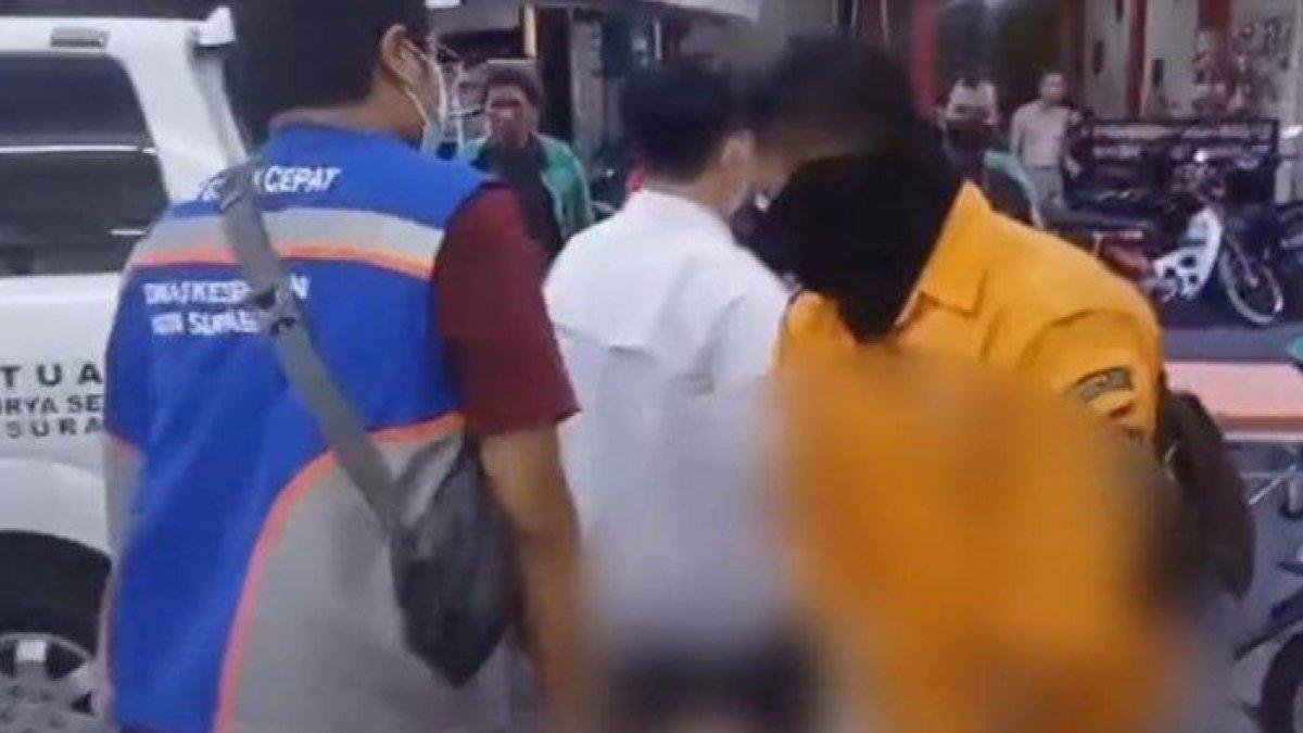 Anggota gabungan Tim Medis PMI, BPBD, Satpol PP dan polisi mengevakuasi QNS (19), karyawati minimarket di Banyu Urip, Sawahan, Surabaya, yang melahirkan di tempat kerja, Senin (23/10/2023)