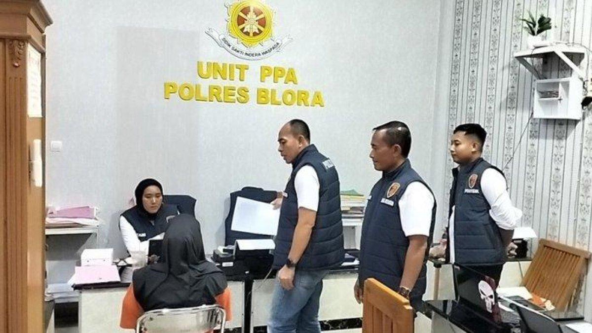 Kasat Reskrim Polres Blora, AKP Selamet saat menggali informasi kepada ibu pembuang bayi di Ruang PPA Satreskrim Polres Blora
