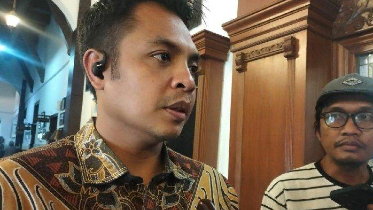 Kasat Reskrim Polrestabes Surabaya AKBP Hendro Sukmono saat diwawancarai terkait temuan potongan payudara