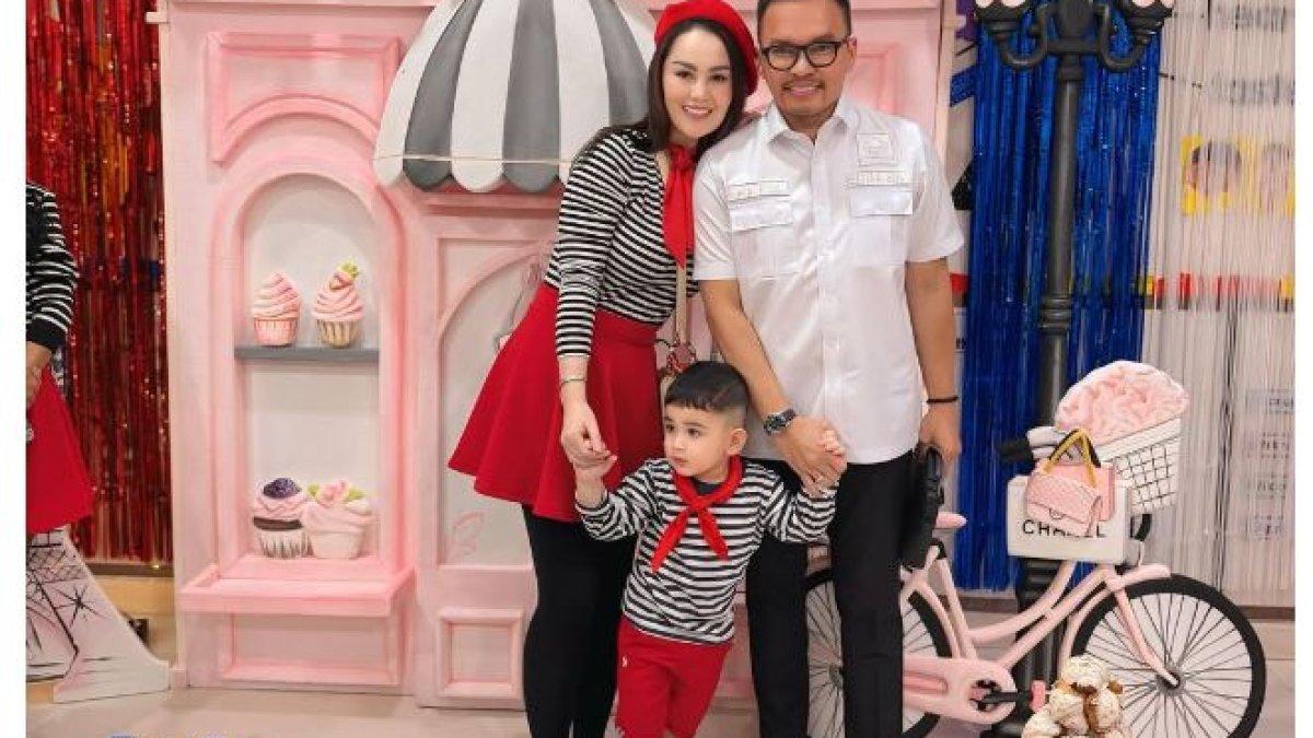 Kay adalah anak dari Jennifer Dunn dari pernikahannya dengan Faisal Harris.