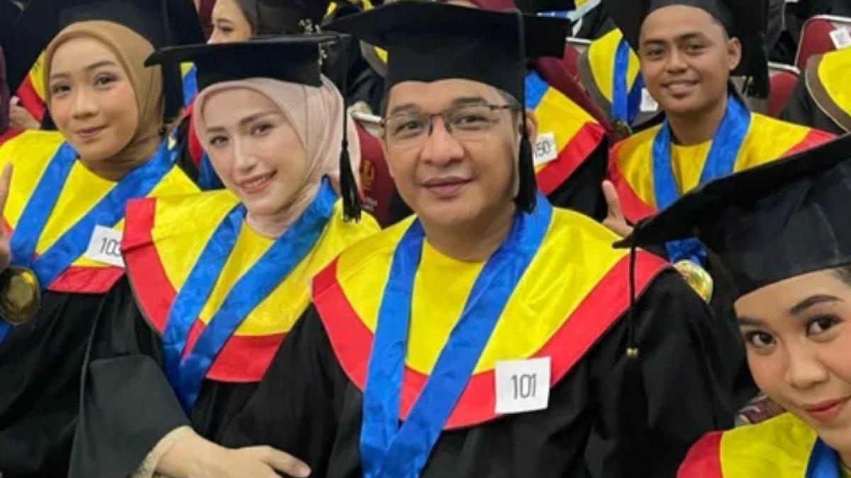 Kebahagiaan Potret Pasha Ungu dan Adelia Wilhelmina akhirnya menyelesaikan pendidikan S1