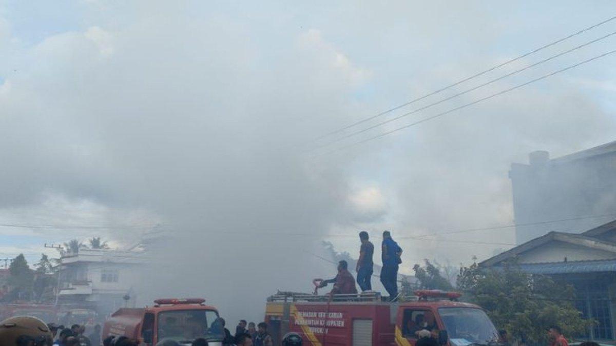 Kebakaran di Jalan Pasir Putih Nunukan Kaltara, menghanguskan 3 unit bangunan termasuk rumah salah satu tokoh serta pemuka agama