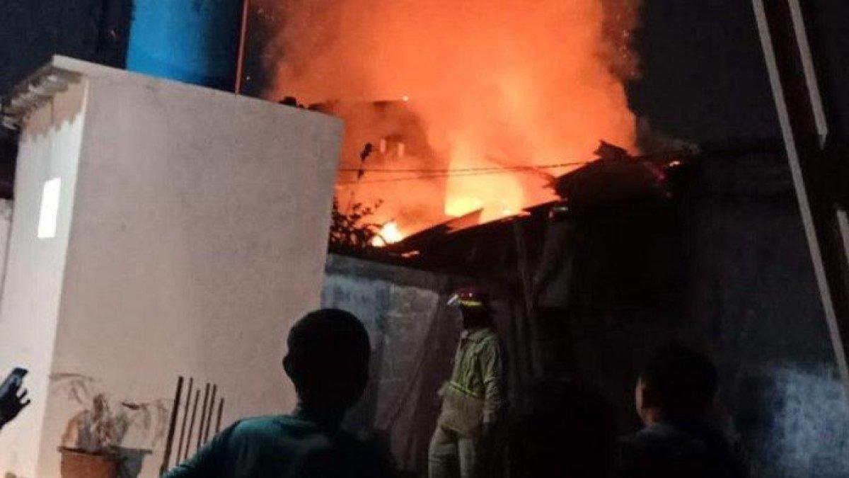 Kebakaran hebat terjadi pada rumah dua lantai di Jalan Dadap Raya RT 07/RW 01 Kelurahan Mekarjaya, Sukmajaya, Kota Depok, Kamis (24/8/2023) malam. Akibatnya penghuni rumah, pasutri muda tewas terpanggang.