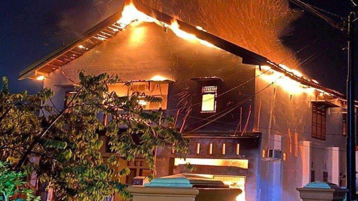 Kebakaran rumah di Jalan Kolonel Wahab Sarobu, Lorong Seri RT. 02 Dusun 03 Desa Air Paoh Kecamatan Baturaja Timur Kabupaten Ogan Komering Ulu yang menelan korban jiwa dari petugas Damkar OKU.