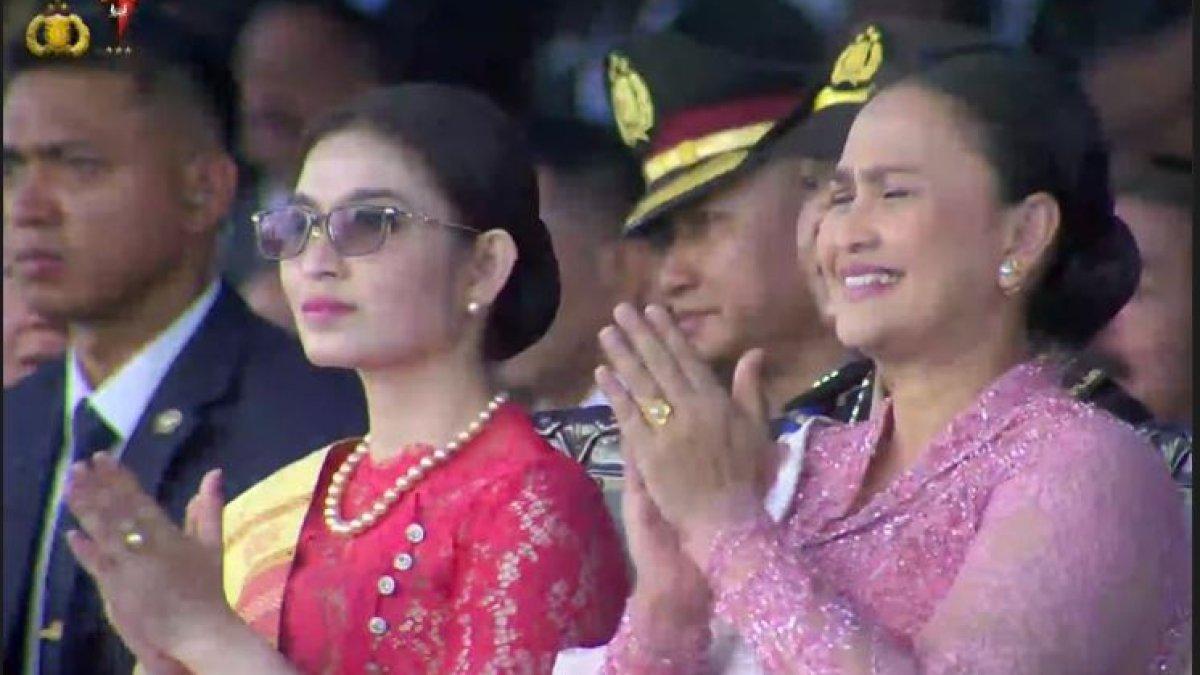 PENAMPILAN SELVI ANANDA DI HUT BHAYANGKARA - Yang menarik, kebaya tersebut ia padukan dengan kain songket bernuansa kuning keemasan, dilengkapi selendang bermotif lembut berwarna pink pastel.