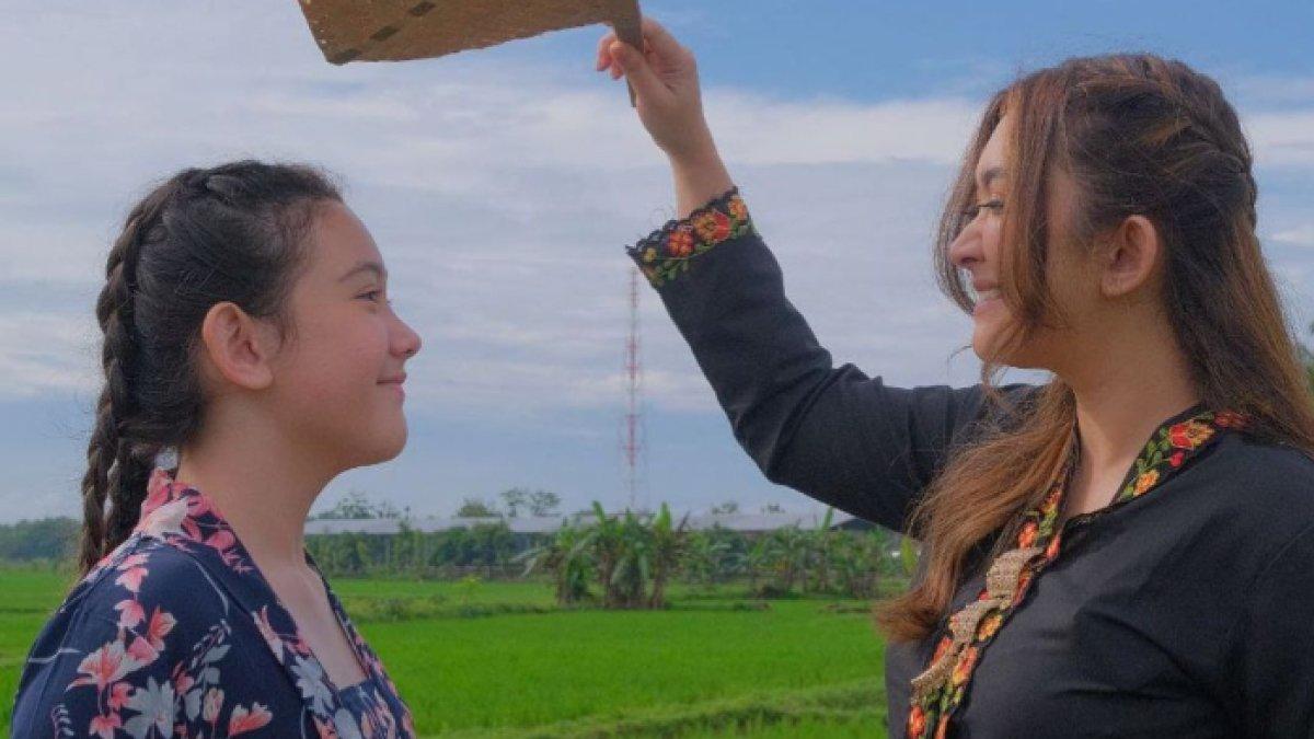 Kedakatan Mikhaela dan Nafa Urbach