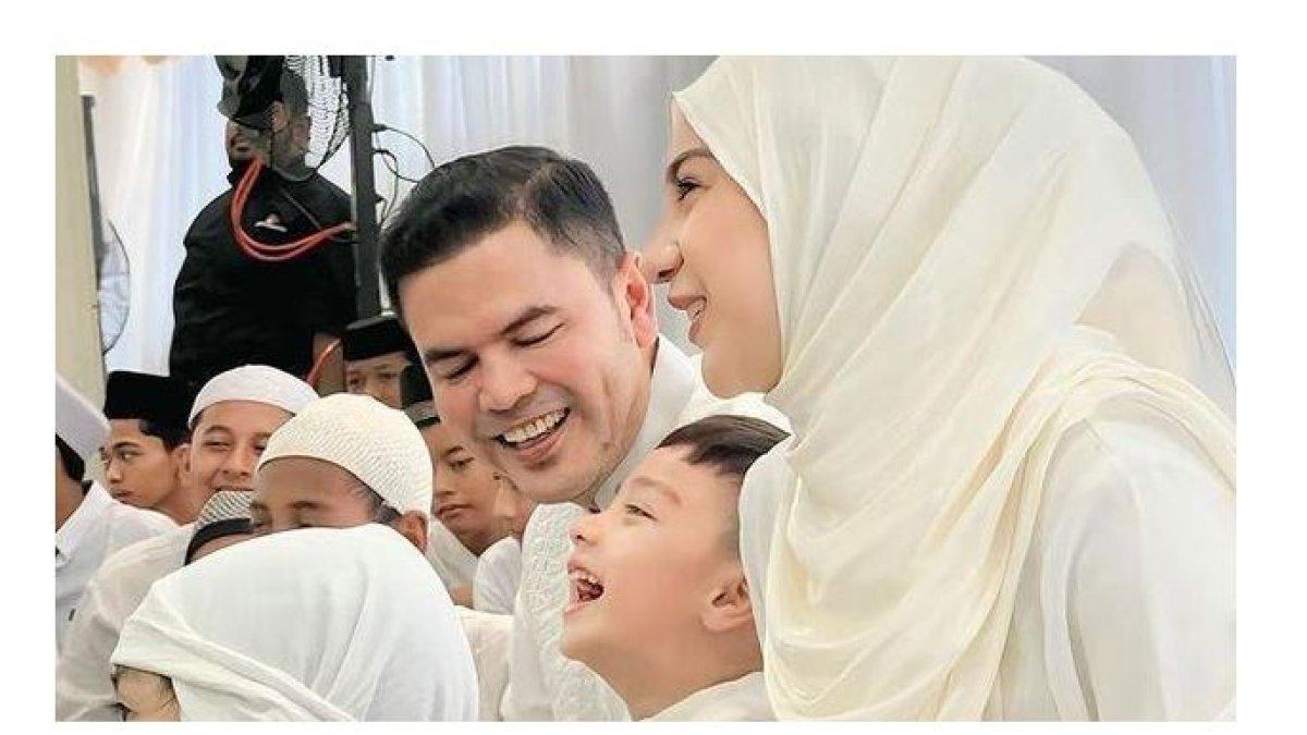 Kedekatan Haldy Sabri dan Air Rumi juga terlihat. Suami Irish Bella ini bahkan tampil kompak dengan Air Rumi dalam balutan pakaian berwarna putih.