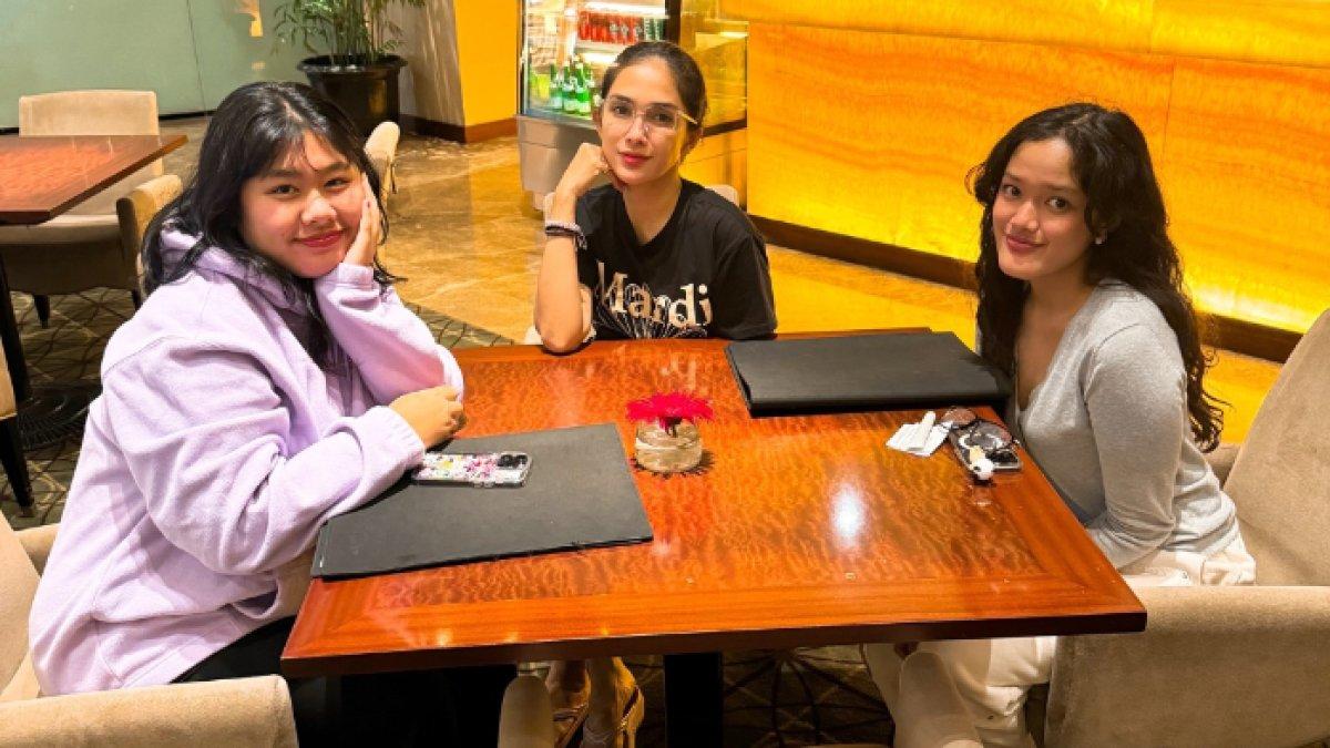 Kedekatan Ussy Sulistiawaty dan dua anak gadisnya, Amel dan Ara