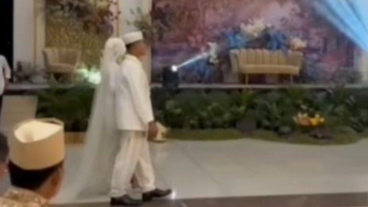 Kedua mempelai pengantin berjalan beriringan