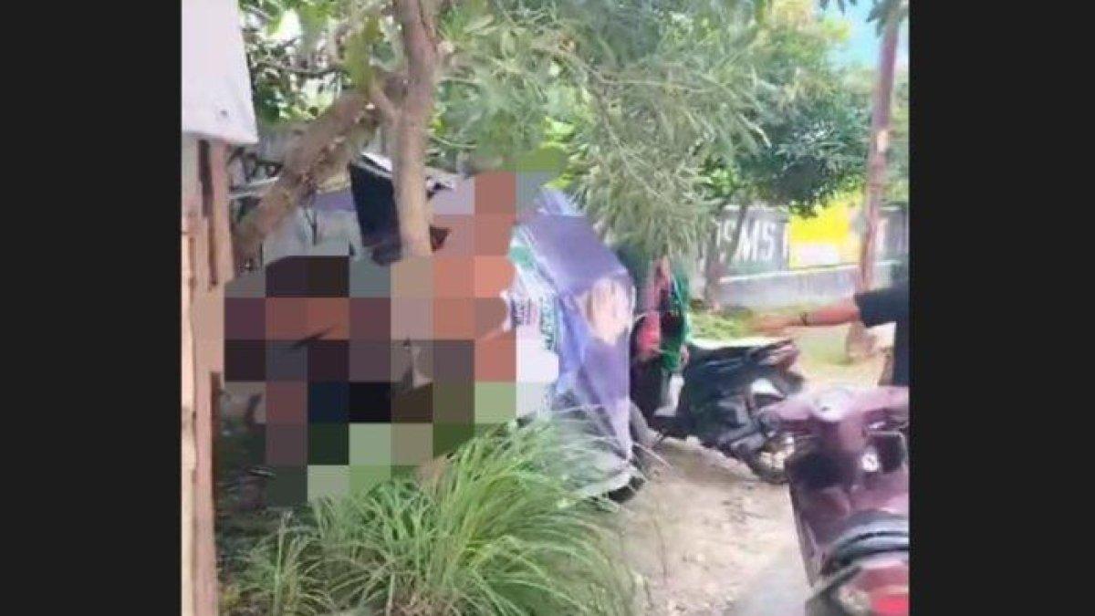 Kedua pria yang dipergok warga mesum di dalam becak.