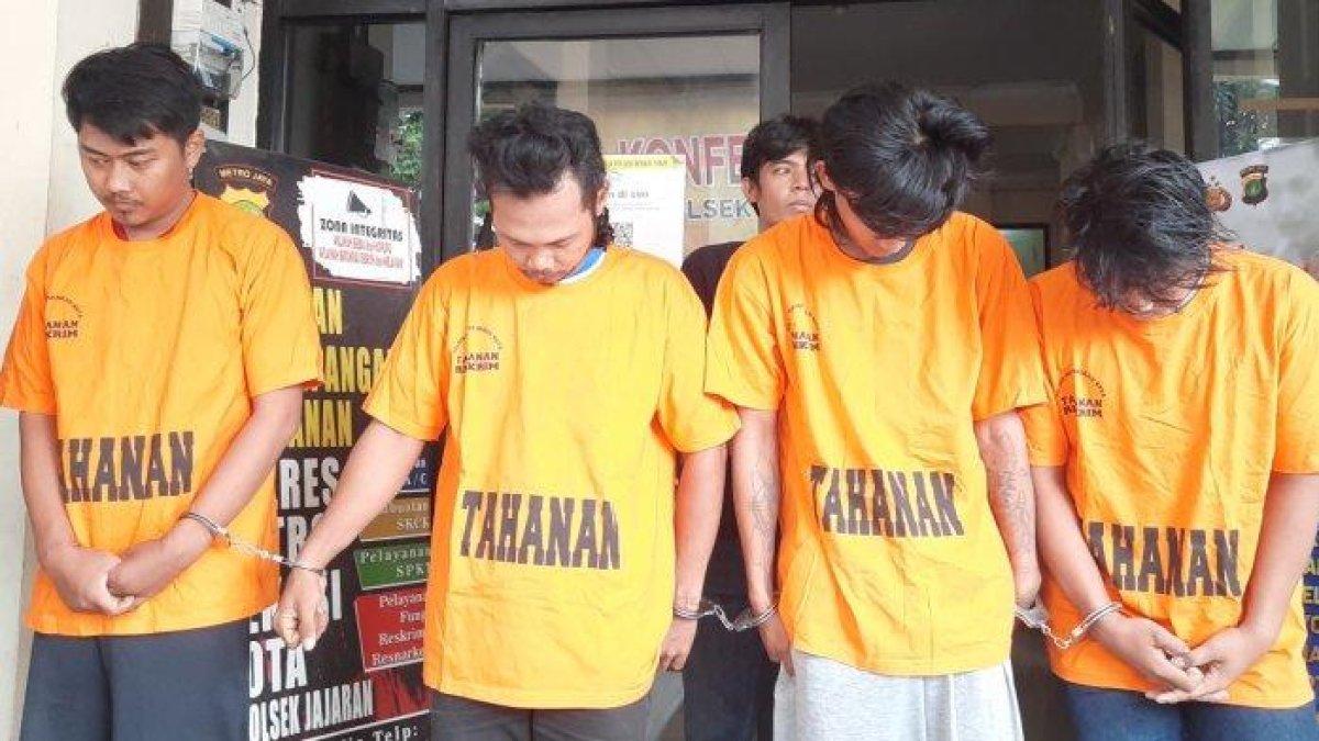 Keempat tersangka, salah satunya C yang merupakan karyawan Alfamart yang nekat merencanakan perampokan di tempat dia bekerja.