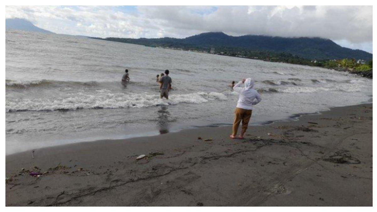 KEINDAHAN PANTAI KARANGRIA DENGAN OMBAKNYA - Pesona Pantai Karangria: Surga Tersembunyi di Manado untuk Libur Lebaran 2025!  Nikmati pasir putih, deburan ombak, dan sunset menawan