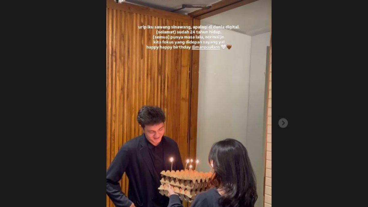 RESMI GO PUBLIK - Alih-alih memberi kue atau hadiah mahal, Keisya Levronka datang dengan membawa dua krat telur ayam dan seekor ayam hidup.