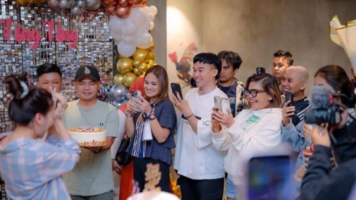 Kejutan ultah Ayu Ting Ting dihadiri sahabat artisnya