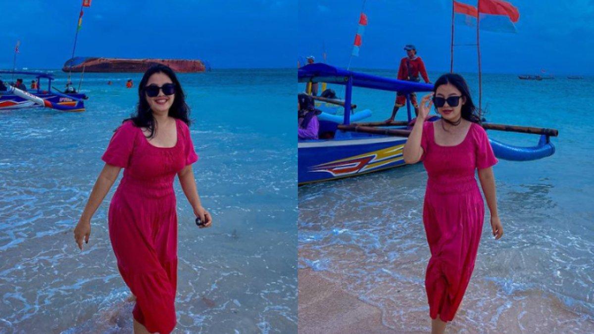 Keke menikmati liburan ke pantai