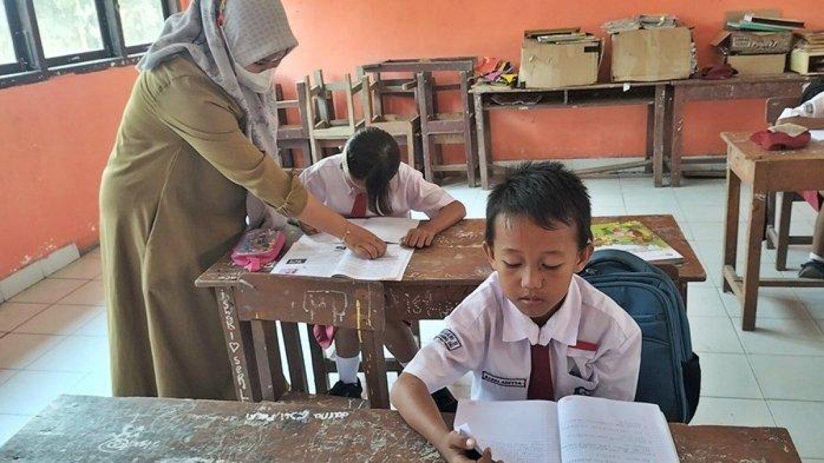 Kekurangan murid, guru sampai datangi rumah-rumah warga