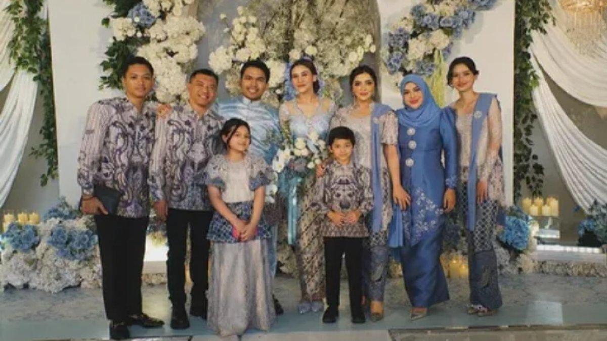 Keluarga Anang Hermansyah kompak berbusana biru