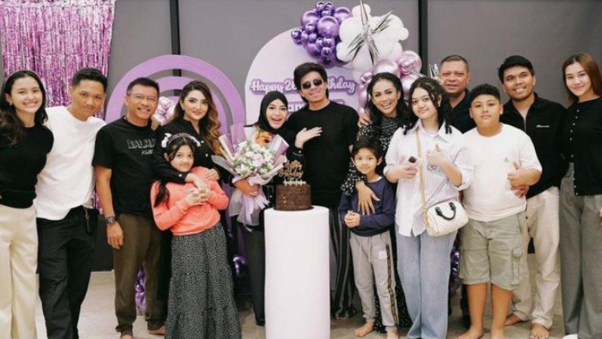 Keluarga besar hadir beri kejutan untuk Aurel Hermansyah