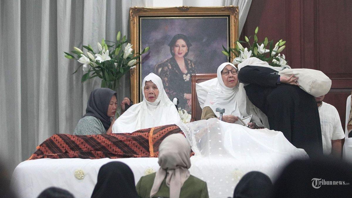 TITIEK PUSPA MENINGGAL - Keluarga dan kerabat melayat almarhumah Titiek Puspa di rumah duka, Jakarta Selatan, Kamis (10/4/2025).