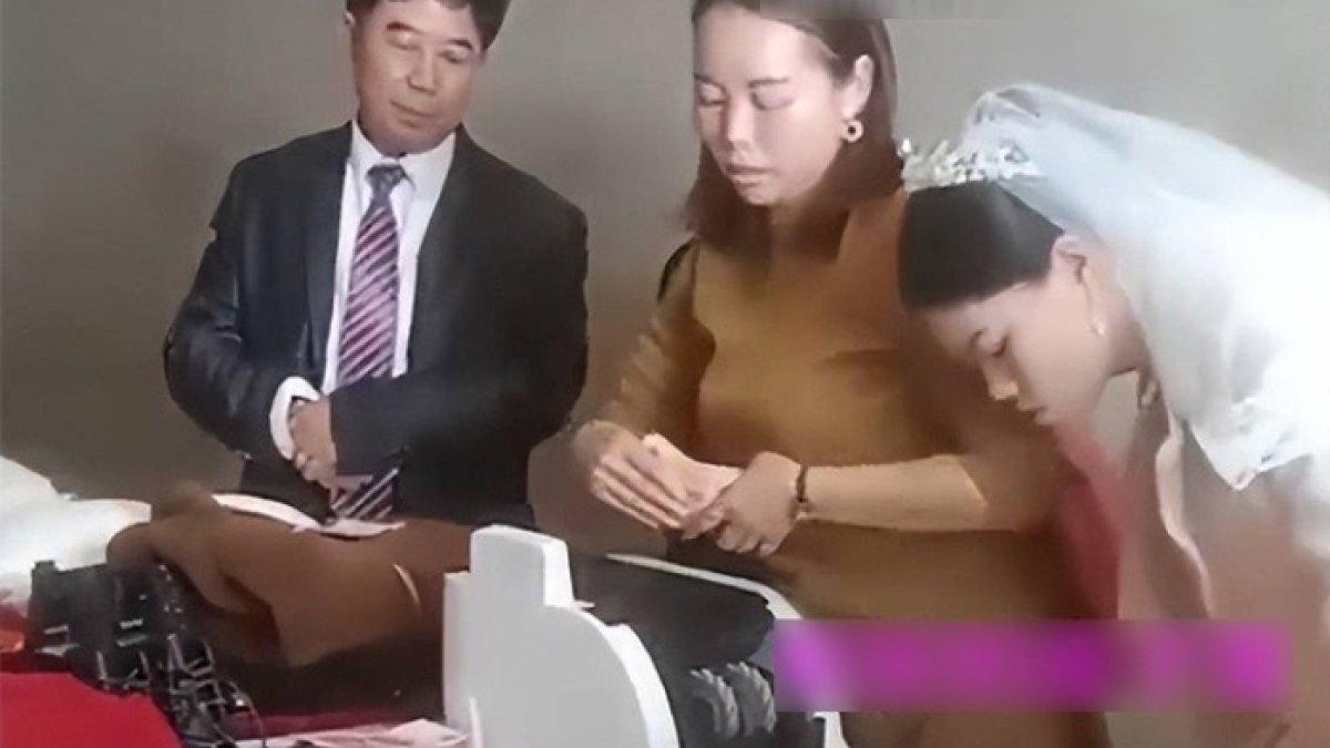 Keluarga dan mempelai wanita tak malu hitung uang mahar di depan banyak orang