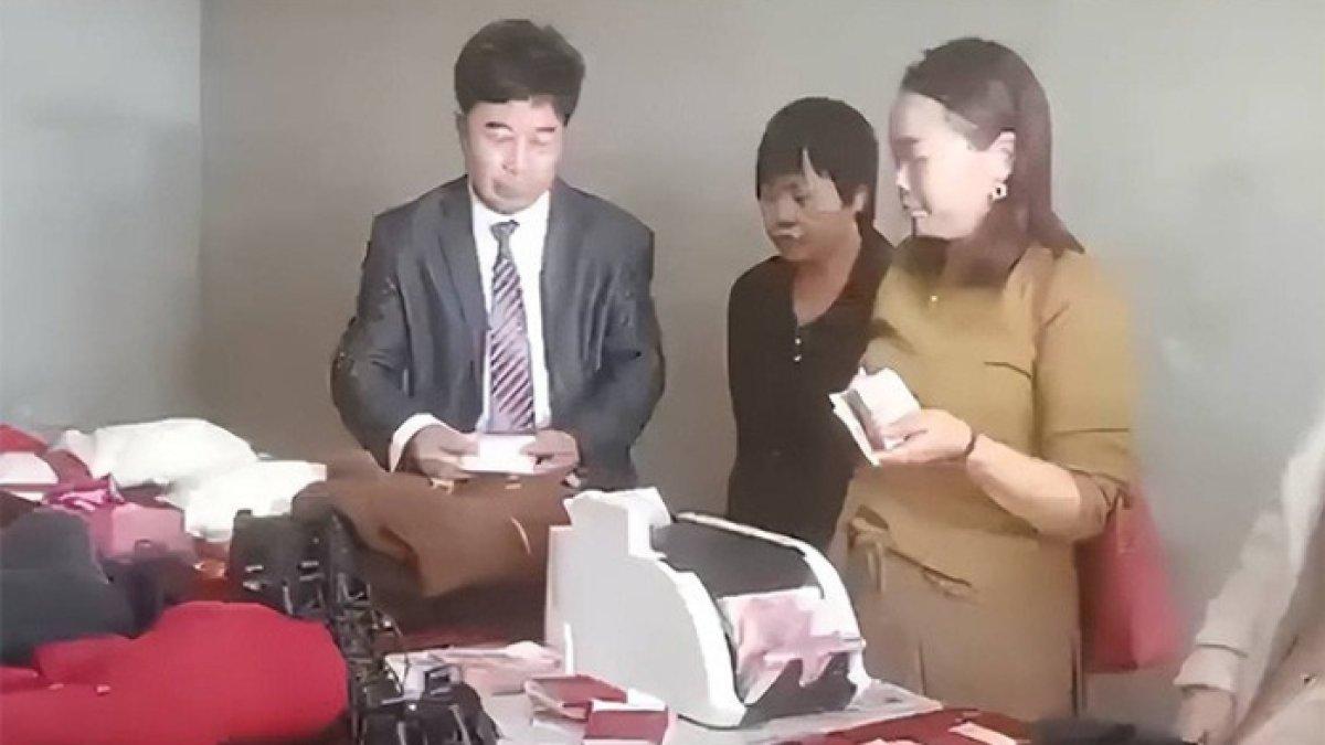 Keluarga mempelai wanita nekat hitung uang mahar di depan banyak orang