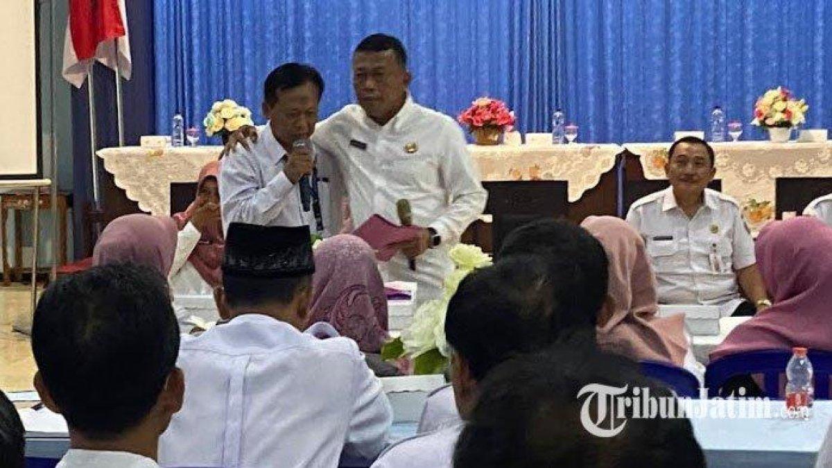 Kepala SMPN 1 Ponorogo, Imam Mujahid saat menyampaikan pengunduran diri, Rabu (4/10/2023)