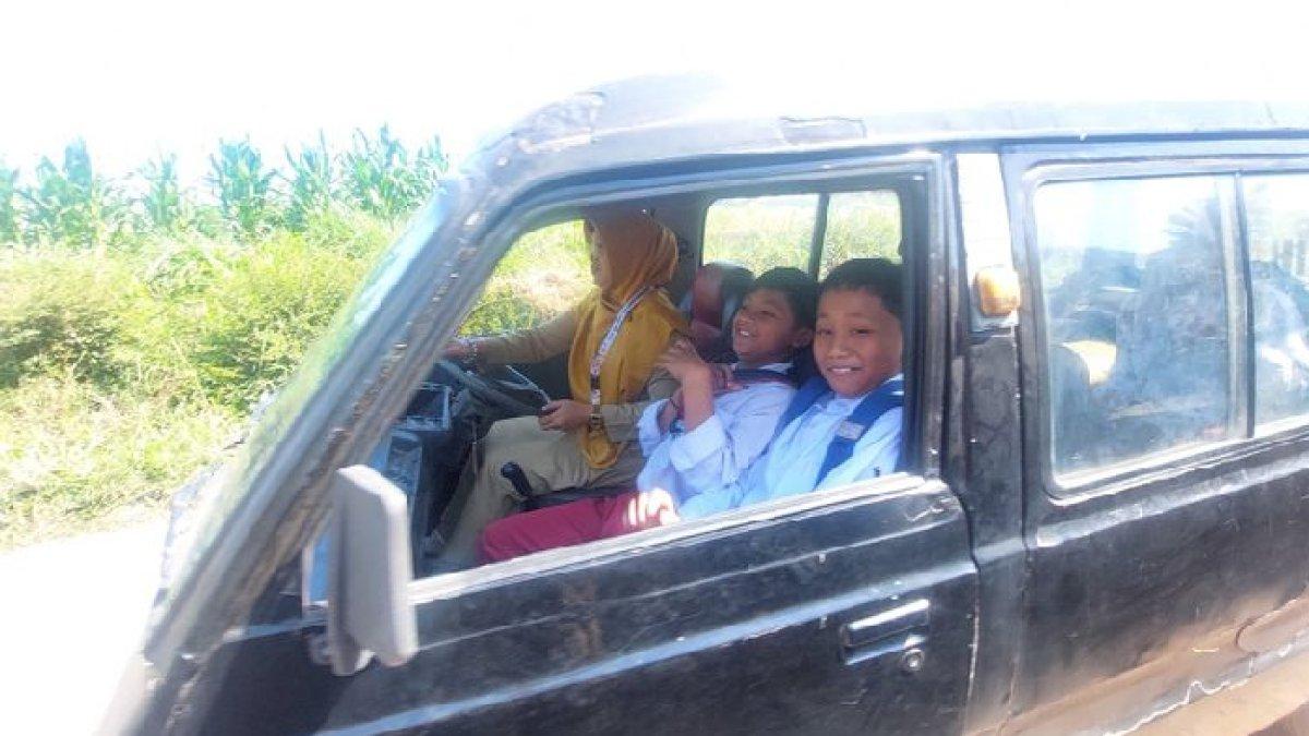 Kepala Sekolah SD Negeri Sugihan 3 Septina Ika Kadarsih menyetir mobil antar jemput sekolah.