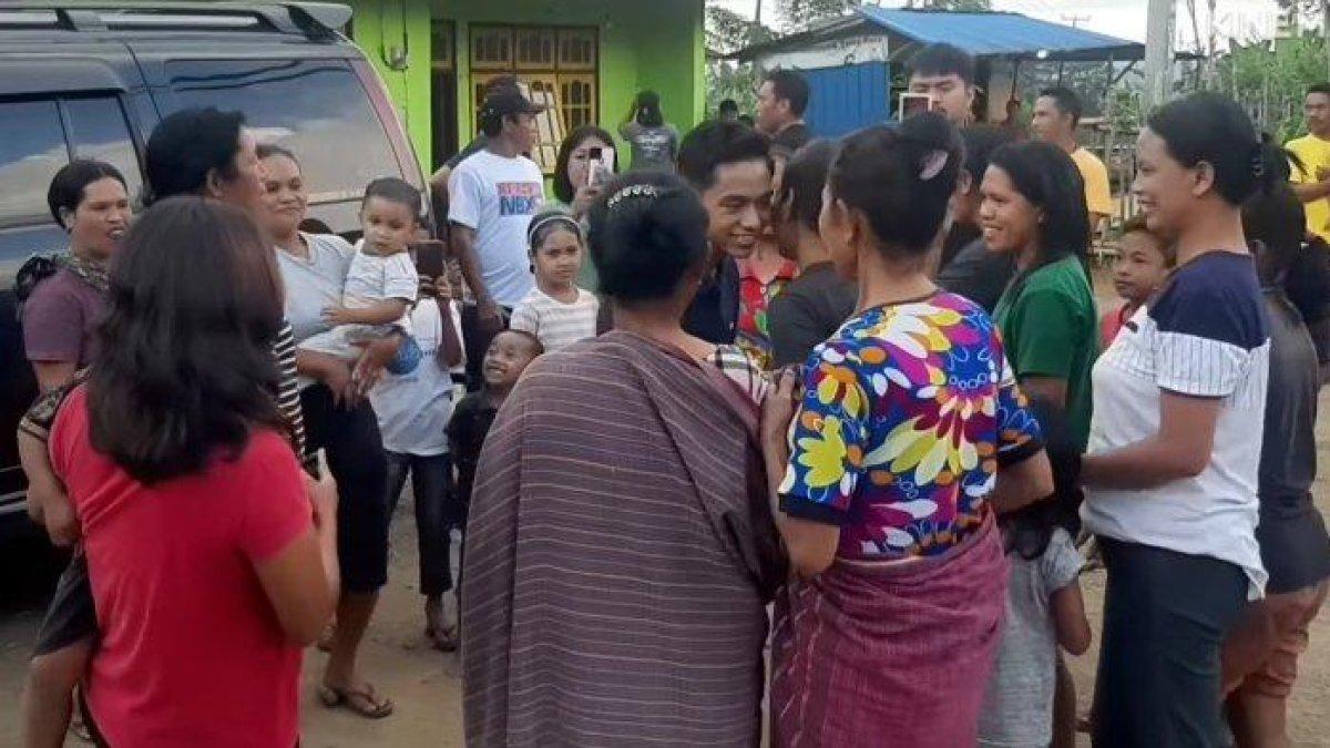 Keramahan Betrand Peto saat warga menyambut kedatangannya di kampung Manggarai NTT