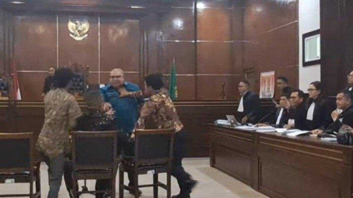 SIDANG RICUH - Kericuhan terjadi di dalam sidang pencemaran nama baik di Pengadilan Negeri Jakarta Utara, Kamis (6/2/2025). Razman Nasution ngamuk hingga hampiri Hotman Paris.