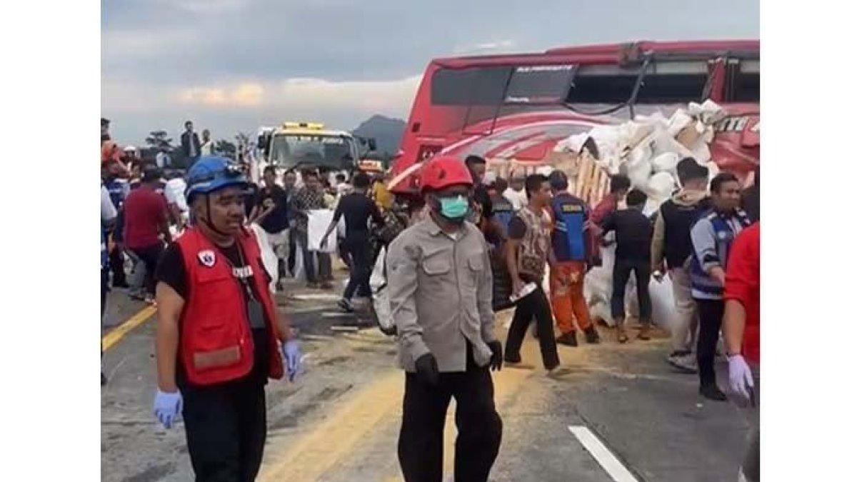 Kernet bus yang membawa rombongan SMP IT Darul Quran Mulia Gunungputri kecelakaan di Tol Pandaan – Malang. Ternyata calon pengantin.