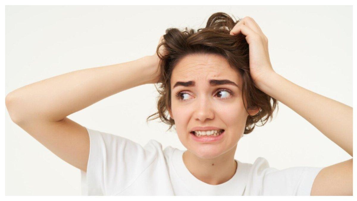 KERONTOKAN RAMBUT - Kerontokan rambut adalah hal normal, tetapi bisa berlebihan karena berbagai faktor. Penanganan tepat seperti suplemen, terapi laser, dan gaya hidup sehat dapat membantu.