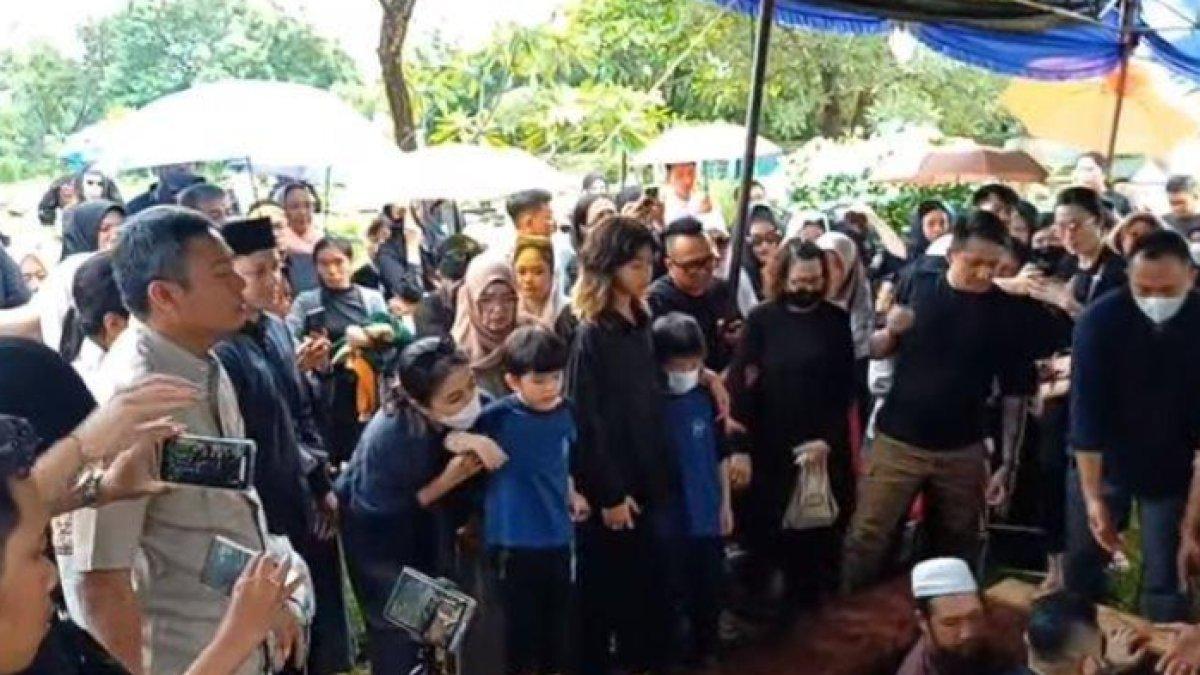Ketiga anak Stevie melihat langsung momen jenazah sang ibu dimasukkan ke dalam liang lahat
