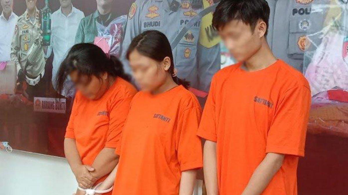 Ketiga tersangka saat dihadirkan dalam press rilis yang digelar oleh Polresta Malang Kota. Terlihat dari kiri ke kanan, yaitu tersangka LA (35) yang merupakan pengantar bayi, dan pasangan kekasih yang merupakan orang tua kandung bayi yaitu AL (21) dan MF (19).