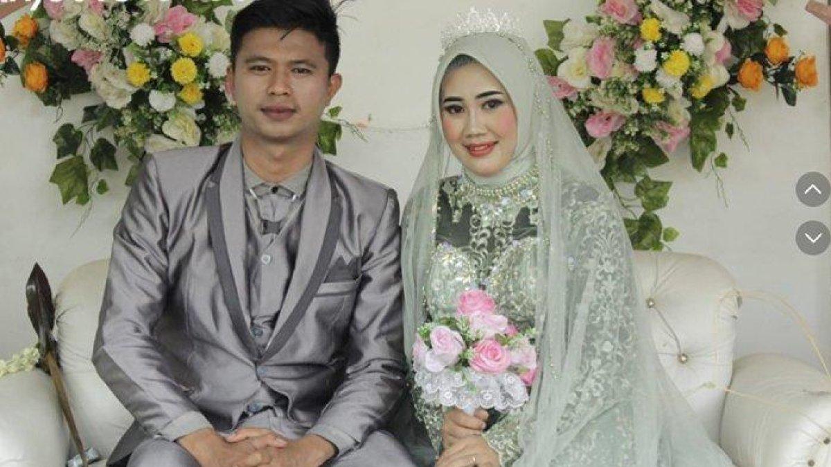 Khalisa dan suami berganti pakaian pengantin