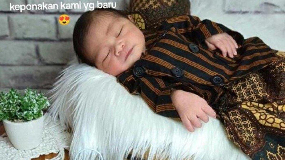 Khalisa mengunggah foto keponakannya yang baru lahir