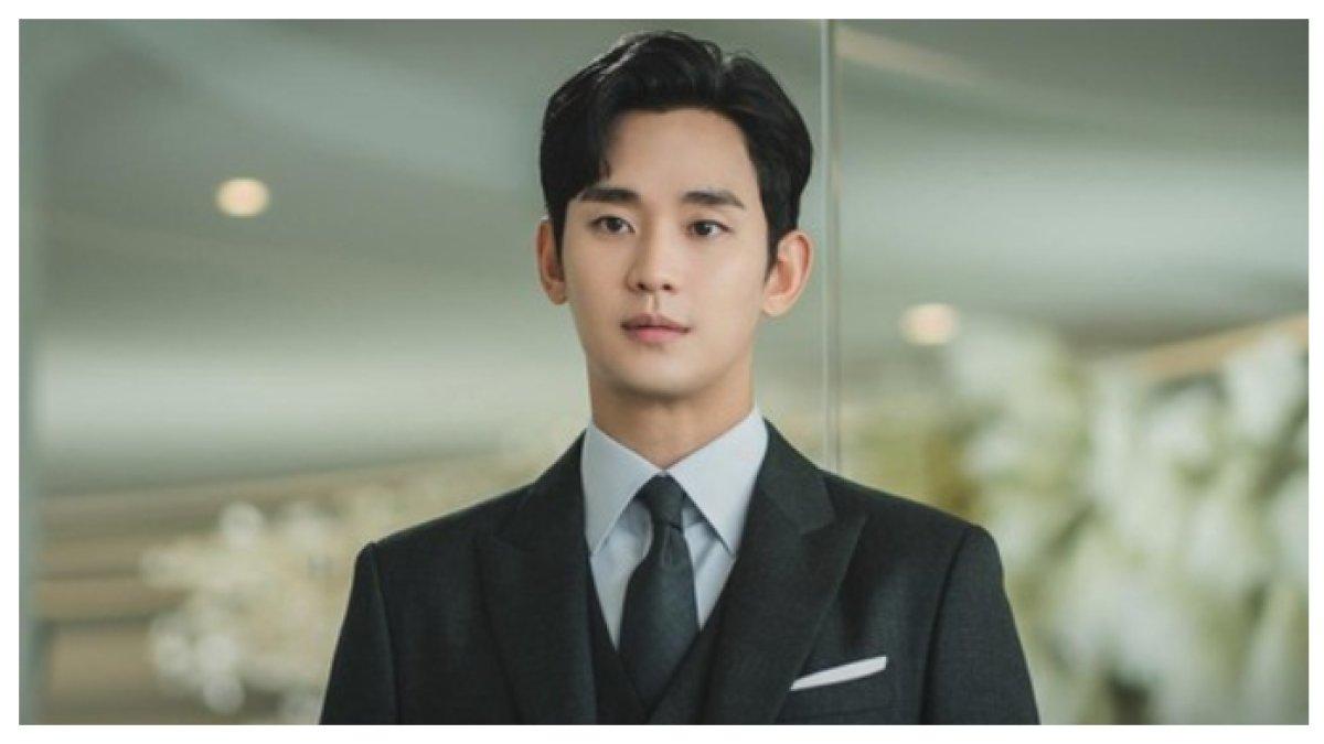 AGENSI KOM SOO HYUN ANCAM PENYEBAR HOAKS - Agensi Kim Soo Hyun menegaskan akan mengambil tindakan tegas terhadap netizen yang menyebarkan fitnah soal Kim Sae Ron. Netizen heboh!